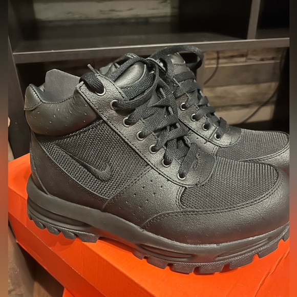 Nike Black Tactical Boots with Rugged Sole - Picture 4 of 6